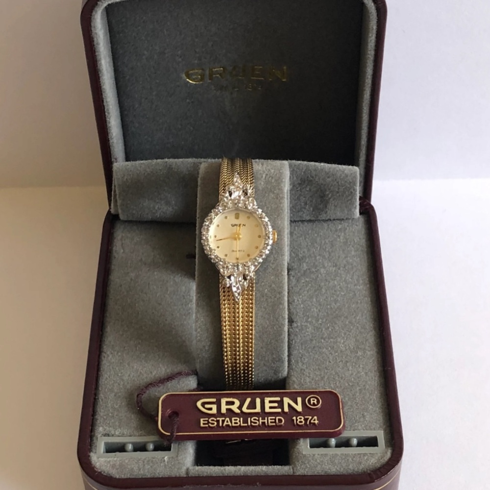 Authentic vintage Gruen women's luxury gold and diamond bezel quartz watch - Picture 2 of 10